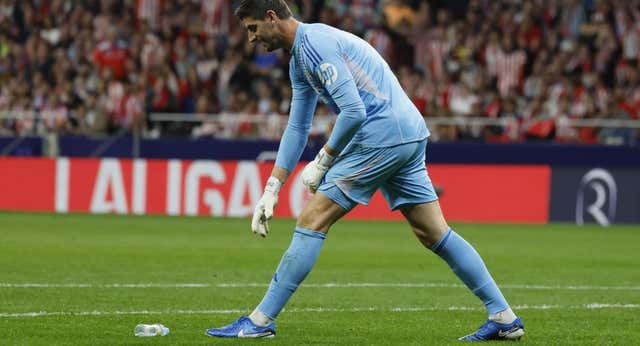 La Fiscalía inicia diligencias por el lanzamiento de objetos a Courtois en el derbi del Metropolitano