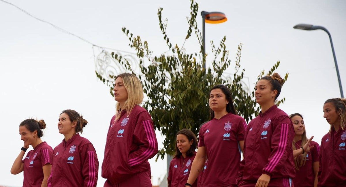 Las jugadoras de la Selección durante el paseo matinal por Almendralejo.
