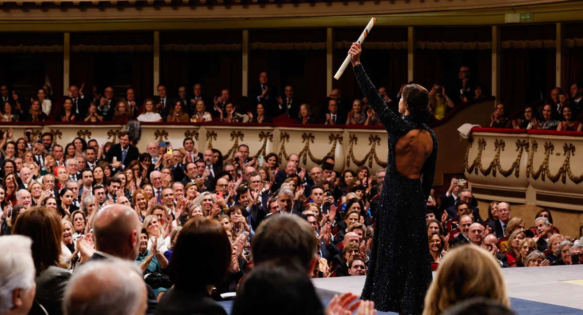 Carolina Marín recibe los aplausos del Teatro Campoamor.