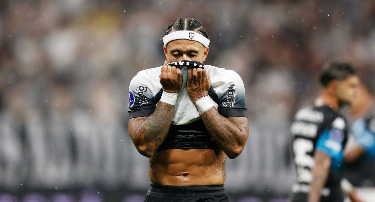 Memphis Depay, de Corinthians, se lamenta tras una ocasión de gol perdida.