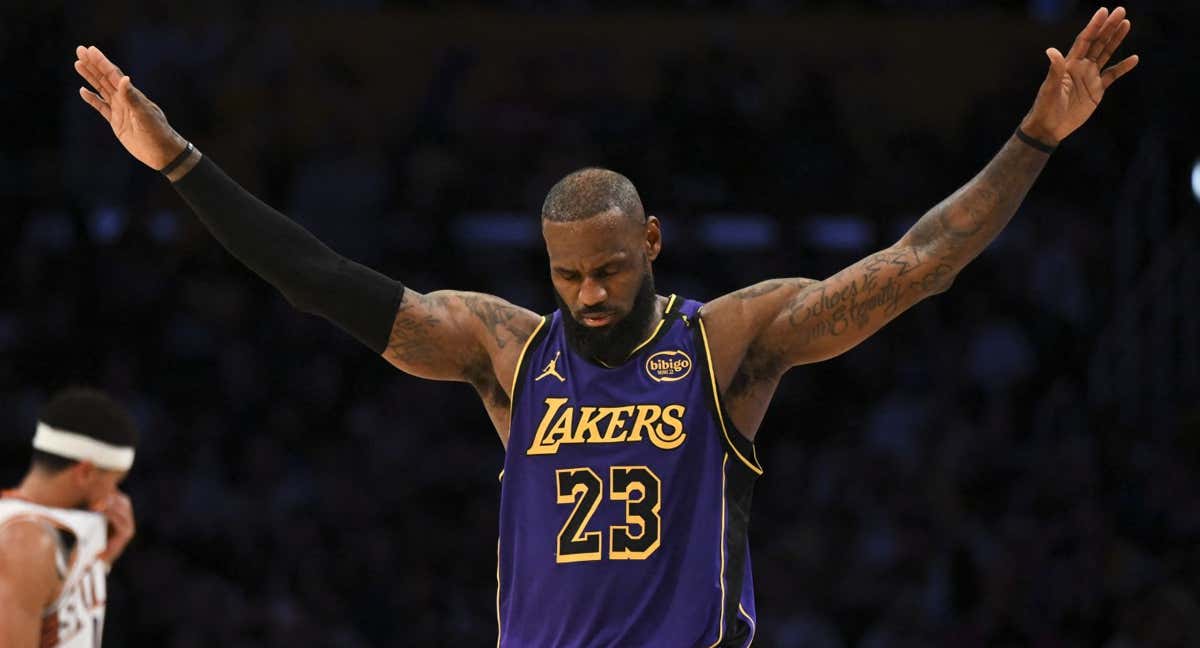 LeBron James celebra una canasta ante los Phoenix Suns.