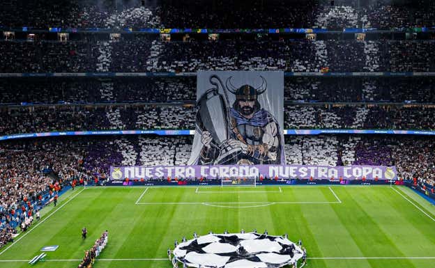 El tifo desplegado en el Fondo Sur antes del partido contra el Dortmund.  REAL MADRID