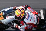 El japonés Furusato vuela por encima de Ortolá en los entrenamientos de Moto 3 en Tailandia