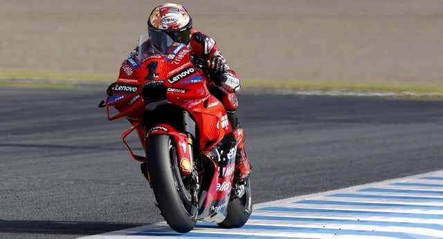 Pecco Bagnaia saca provecho de los errores de Jorge Martín y Marc Márquez para lograr su 22ª pole en MotoGP