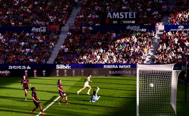 Kika Nazareth marcando gol ante el Levante.  LIGAF