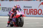 Jorge Martín asesta un nuevo golpe a Pecco Bagnaia el día en el que Bastianini actúa de juez