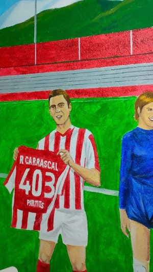 Mural con el dibujo de Carrascal en el estadio del VIC.  RELEVO