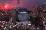 Locura en el Bernabéu: el Real Madrid fue recibido con una 'busiana' a la antigua que no se desmadró por los caballos policiales