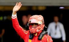 Carlos Sainz ya tiene su victoria soñada con Ferrari; el homenaje a Fernando Alonso termina en drama
