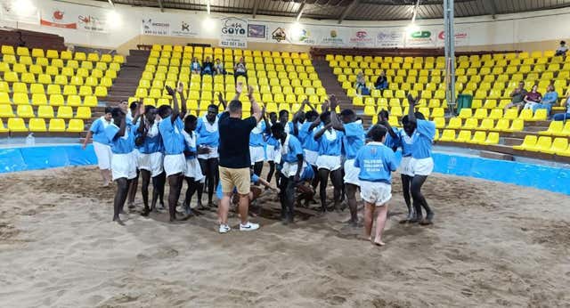 El club de lucha canaria que integra inmigrantes llegados en patera en una crisis humanitaria sin precedentes: «Entrenan pensando que se juegan la vida»