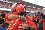 Lo que esconde la media sonrisa y el único abrazo que recibió Carlos Sainz tras su pole