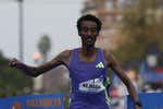 Yomil Kejelcha baja un segundo el récord del mundo de media maratón bajo la lluvia de Valencia
