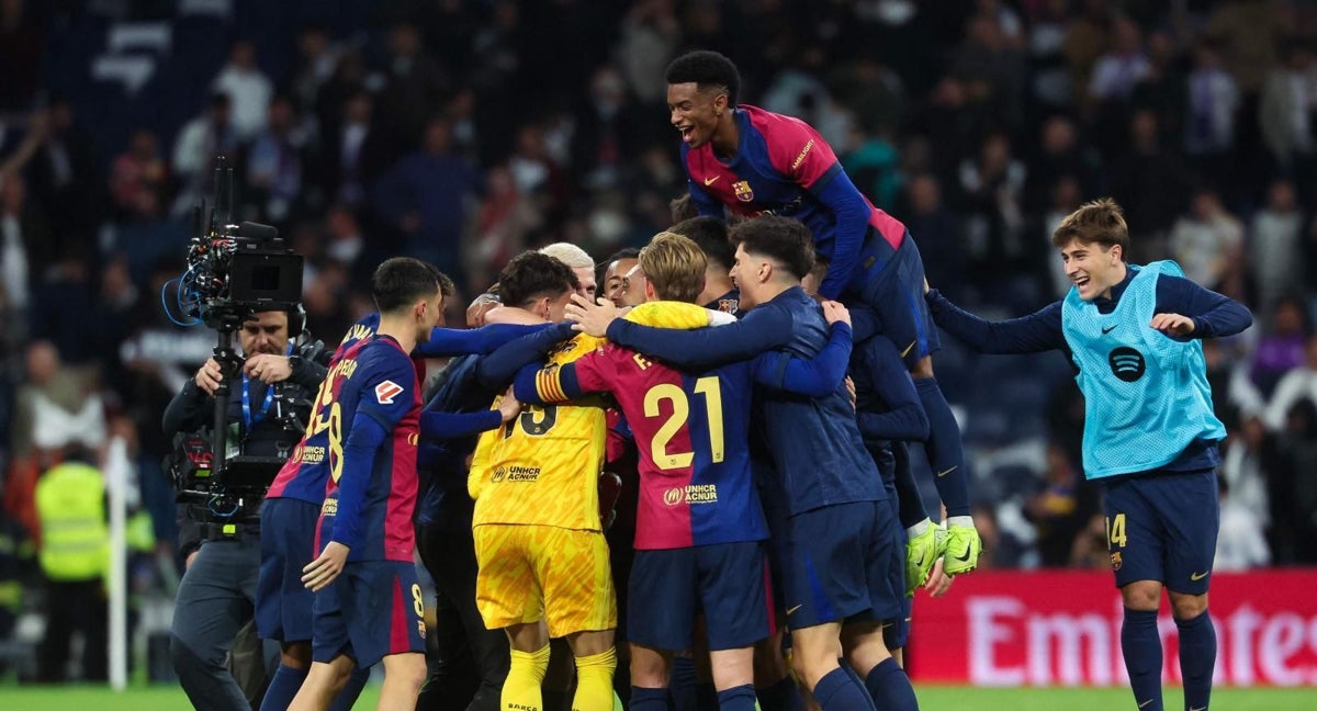 El Barça celebra la victoria en el césped del Bernbéu.