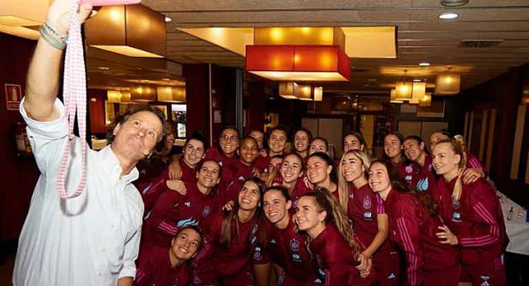 Víctor Küppers se hace un 'selfie' con las jugadoras de la Selección tras su conferencia en la concentración de España.