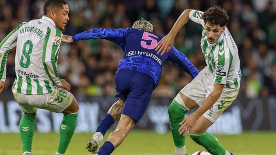 Johnny Cardoso se apodera de la pelota en un momento del partido ante el Atlético. /EFE