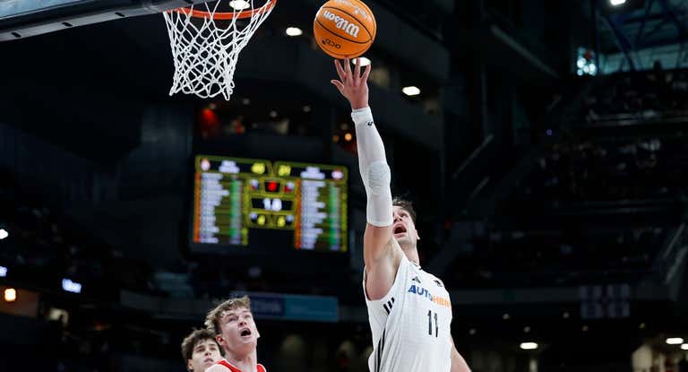 Mario Hezonja lanza a canasta durante el partido frente al BAXI Manresa