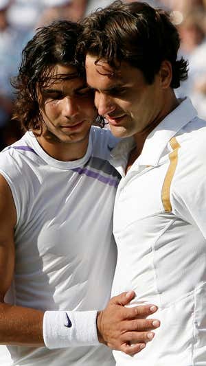 Nadal y Federer se saludan tras la final en Hamburgo. Reuters