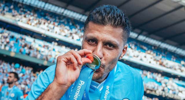 ¿Y si Rodrigo gana el Balón de Oro? El cambio de protocolo de France Football dejaba abierta una sorpresa anunciada por Relevo