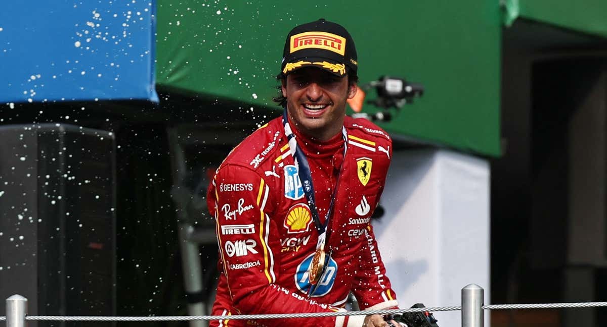 Carlos Sainz, descorchando champán en México./REUTERS