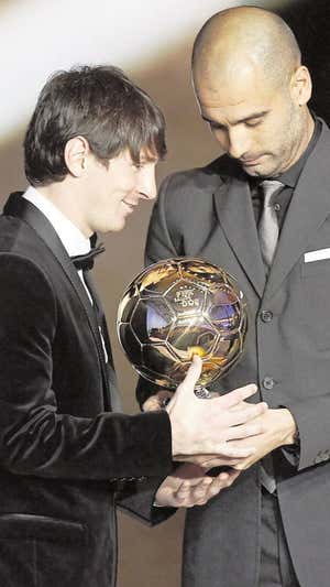 Messi recibió el Balón de Oro de 2010 de manos de Guardiola.  EFE