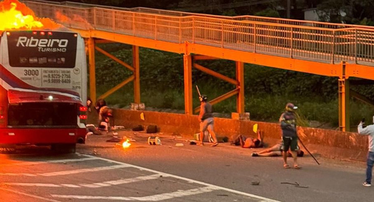 Imagen del autobús del Cruzeiro incendiado por hinchas del Palmeiras.