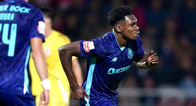 Samu Omorodion manda otro aviso a De la Fuente… ¡con un hat-trick perfecto en 14 minutos!