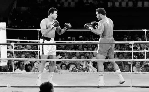 Ali y Foreman, en el combate.  AFP
