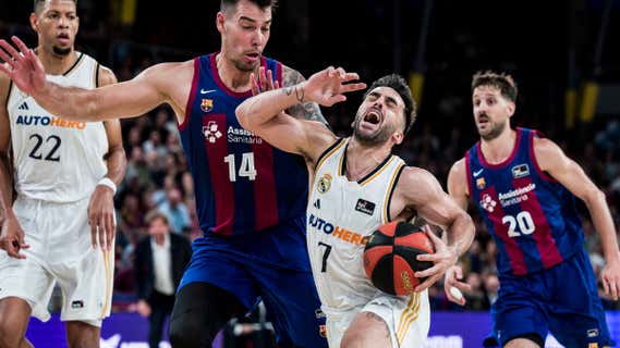 Campazzo entra a canasta contra el Barça. /EFE