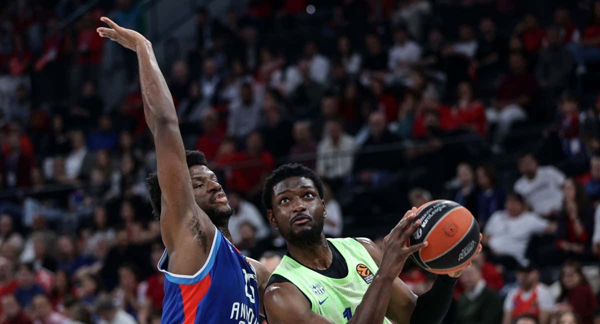 Chimezie Metu, con la bola, durante el partido ante Anadolu Efes.