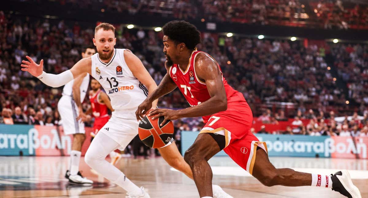 Musa trata de defender a McKissic.