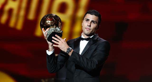 Pedro Sánchez celebra el Balón de Oro, mientras Brasil consuela a Vinicius: “Ya entraste en la historia del fútbol”