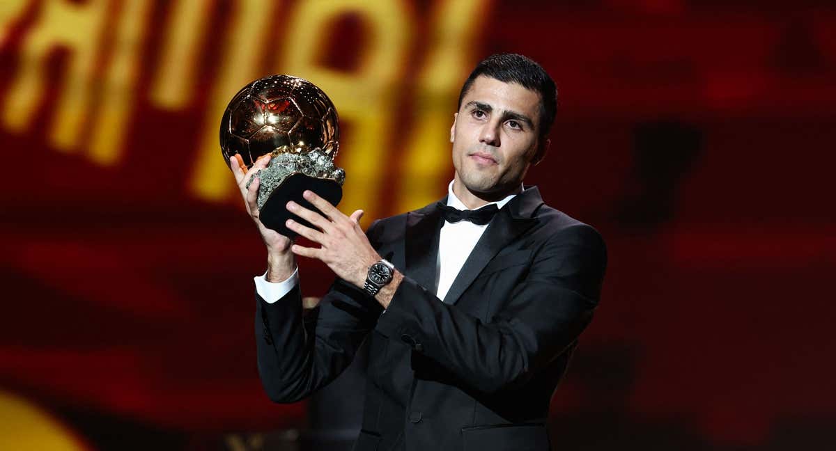 Rodri posa con su Balón de Oro.