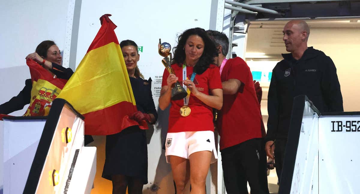 Ivana Andrés, a la llegada de la Selección a España tras proclamarse campeona del mundo.
