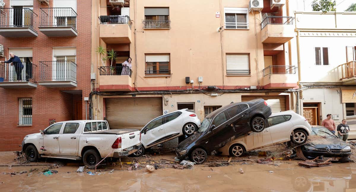 Coches apilados por culpa de la DANA en la Comunidad Valenciana.