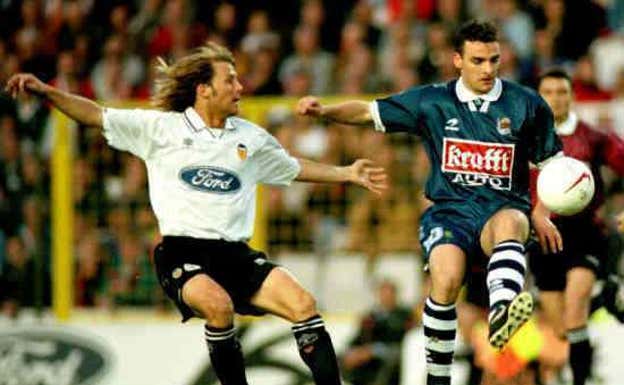 Escudo del Valencia en los años 90. EFE