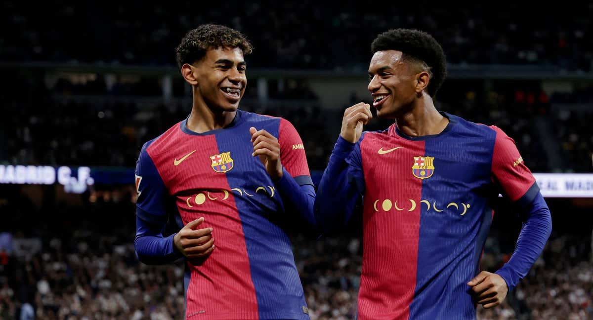 Lamine Yamal y Alejandro Balde, durante la celebración del 0-3 conseguido por el Barça en el Bernabéu.