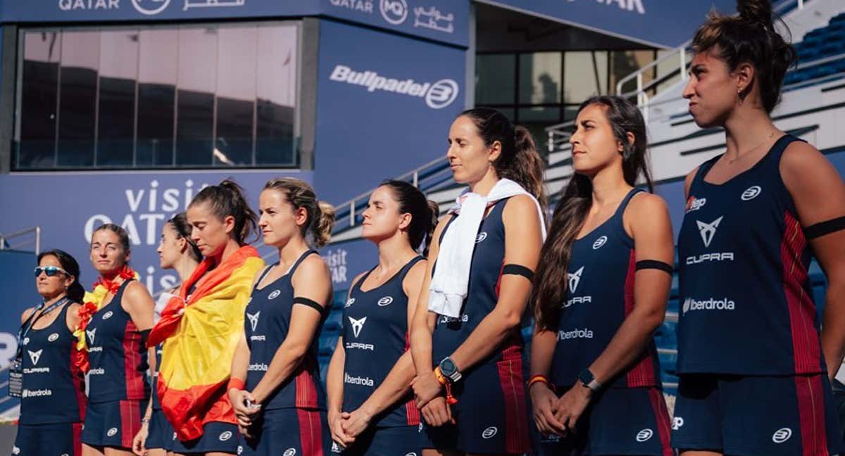 Selección española femenina mostrando su respeto a las víctimas de la DANA.