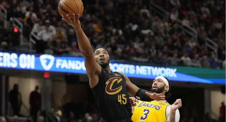Donovan Mitchell lanza a canasta superando la defensa de Anthony Davis