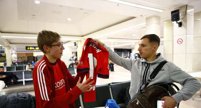 Un billete de avión con el que Osasuna emociona tras la travesía de 18 horas de un aficionado: «Por mi equipo, hasta donde sea»