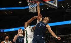 Santi Aldama roza el doble-doble (19+9) para ahondar en la crisis de Antetokounmpo y unos Bucks sin ideas