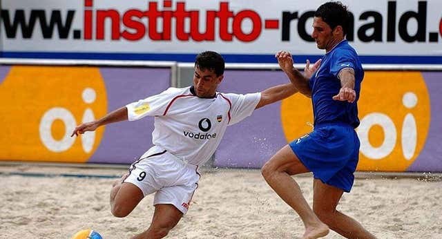 El fútbol playa en los 2000: «Cantona se subió a una grada en Mallorca y volaron abanicos»
