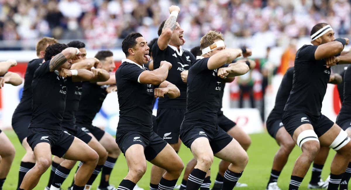Los jugadores de la selección de Nueva Zelanda realizan la mítica Haka en un partido en Japón.