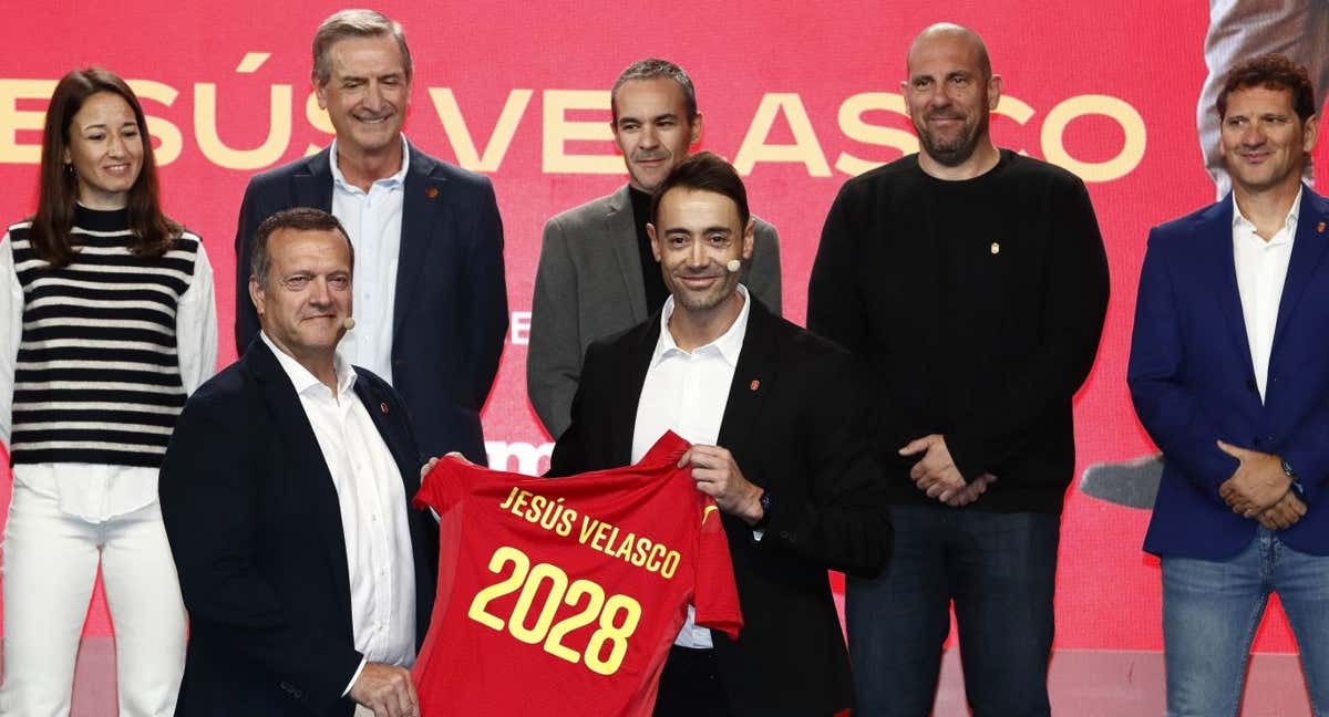 Jesús Velasco fue presentado con su cuepor técnico por el Director del Comité Nacional de Fútbol Sala, Paco Sedano.