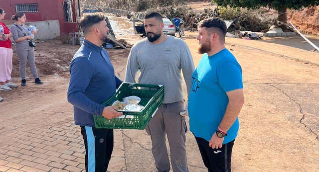 El fútbol llega a donde no lo hace ni el Ejército: “Llevaremos comida caliente en bicicleta”
