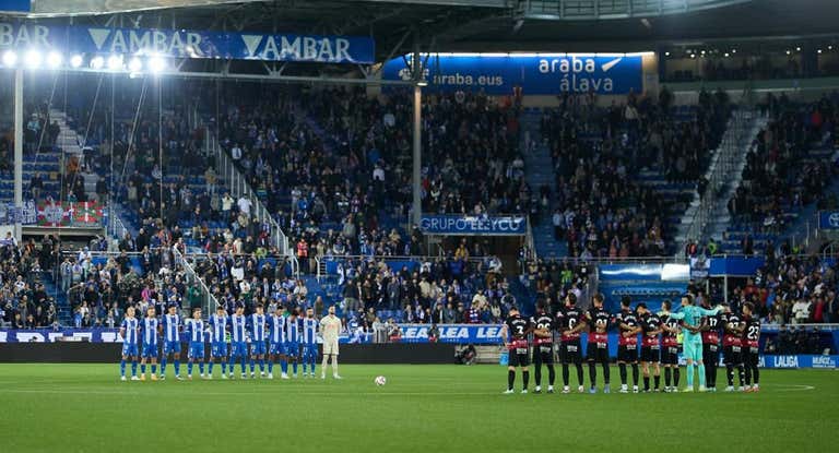 Momento del minuto de silencio en Mendizorroza en el duelo entre el Alavés y el Mallorca.