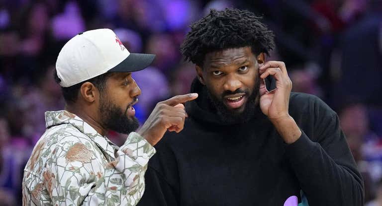 Joel Embiid (der.), junto a Paul George en el partido de los Grizzlies contra los 76ers.