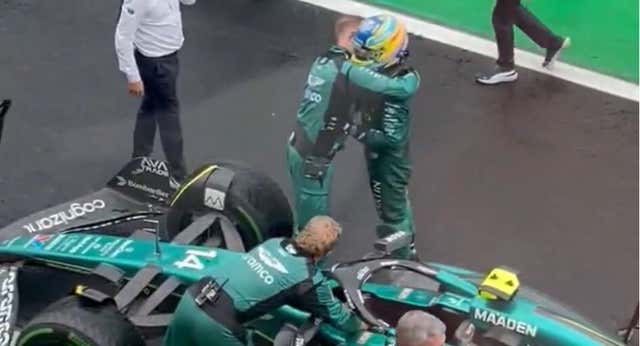 Fernando Alonso terminó desquiciado y reclamó asistencia médica por su dolor de espalda: «Voy a terminar la carrera por los mecánicos»