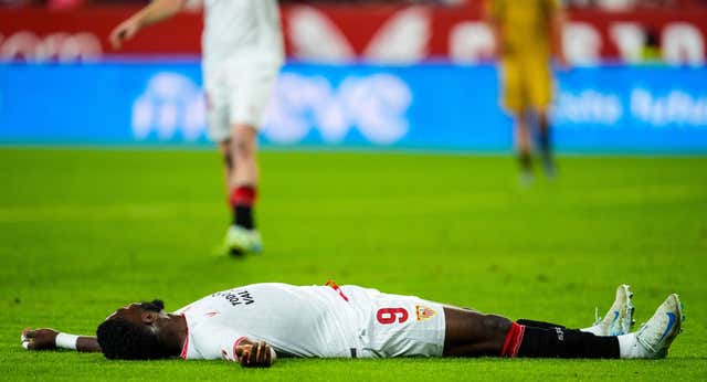 El problema del Sevilla en una planificación que cuesta puntos… con las lesiones de fondo: “Son los jugadores que tenemos”