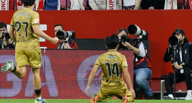 Kubo y Oyarzabal le recuerdan al Sevilla su cruda realidad