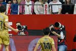 Kubo y Oyarzabal le recuerdan al Sevilla su cruda realidad